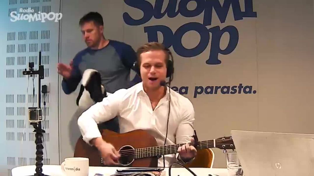 ⁣⁣Hovimuusikko Ilkka - Lindén reissailee